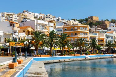 Sitia, Girit, Yunanistan - 11 Haziran 2017: Pictursque bağlantı noktası, Sitia, Girit, Yunanistan. Sitia Doğu Girit palmiye ağaçları, Vai beach yanında, geleneksel bir şehirdir