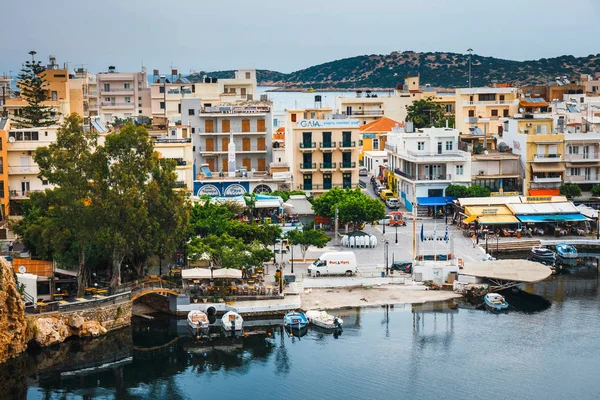 Άγιος Νικόλαος, Κρήτη, Ελλάδα - 07 Ιουνίου 2017: Πόλη του Αγίου Νικολάου στο καλοκαιρινό βράδυ. Ο Άγιος Νικόλαος είναι μια από τις πιο τουριστικές πόλεις στο νησί της Κρήτης, Ελλάδα — Φωτογραφία Αρχείου