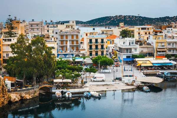 Agios Nikolaos, Girit, Yunanistan - 07 Haziran 2017: Agios Nikolaos kasaba yaz akşam. Agios Nikolaos adada Crete, Yunanistan en turistik kentlerinden biridir