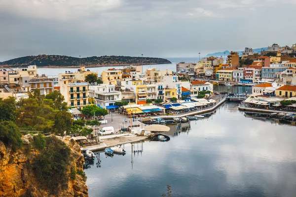Agios Nikolaos, Girit, Yunanistan - 07 Haziran 2017: Agios Nikolaos kasaba yaz akşam. Agios Nikolaos adada Crete, Yunanistan en turistik kentlerinden biridir