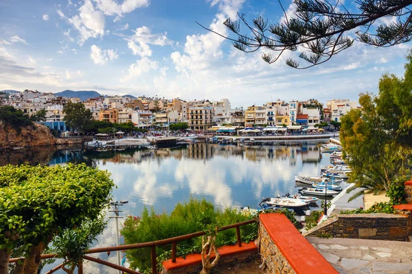 Agios Nikolaos, Girit, Yunanistan - 08 Haziran 2017: Agios Nikolaos town adlı yaz öğleden sonra. Agios Nikolaos adada Crete, Yunanistan en turistik kentlerinden biridir
