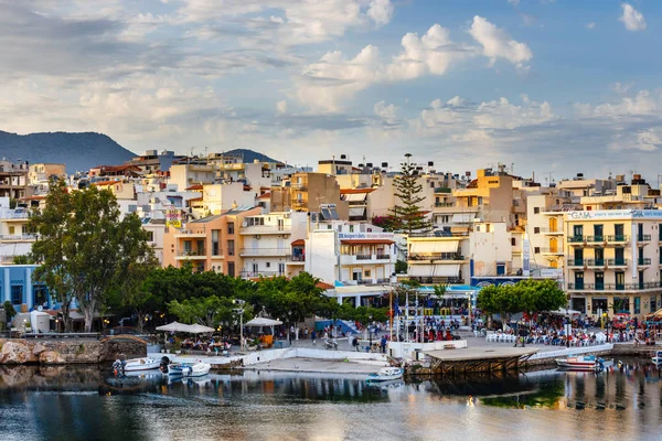 Agios Nikolaos, Girit, Yunanistan - 08 Haziran 2017: Agios Nikolaos town adlı yaz öğleden sonra. Agios Nikolaos adada Crete, Yunanistan en turistik kentlerinden biridir