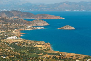 Güneşli bir gün, güzel deniz Yunan manzarası. Kuzey Girit, Agios Nikolaos doğusunda yer