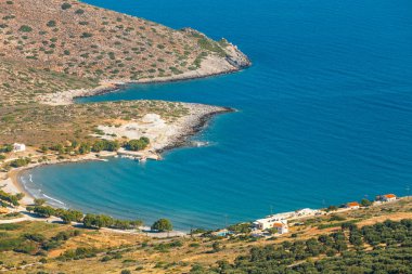 Güneşli bir gün, güzel deniz Yunan manzarası. Kuzey Girit, Agios Nikolaos doğusunda yer