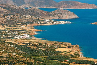 Güneşli bir gün, güzel deniz Yunan manzarası. Kuzey Girit, Agios Nikolaos doğusunda yer