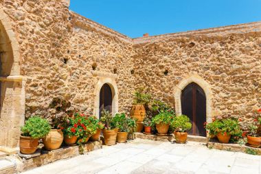 Toplou manastır kilisesi. Doğu Ortodoks Manastırı Girit kuzeydoğu bölümünde olduğunu