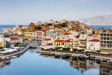 Agios Nikolaos, Girit, Yunanistan - 08 Haziran 2017: Agios Nikolaos town adlı yaz öğleden sonra. Agios Nikolaos adada Crete, Yunanistan en turistik kentlerinden biridir