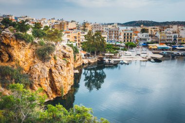 Agios Nikolaos, Girit, Yunanistan - 07 Haziran 2017: Agios Nikolaos kasaba yaz akşam. Agios Nikolaos adada Crete, Yunanistan en turistik kentlerinden biridir