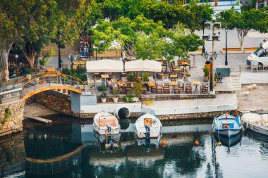 Agios Nikolaos, Girit, Yunanistan - 07 Haziran 2017: Agios Nikolaos kasaba yaz akşam. Agios Nikolaos adada Crete, Yunanistan en turistik kentlerinden biridir