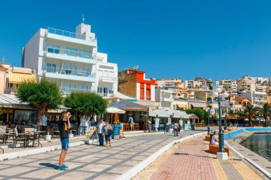 Sitia, Girit, Yunanistan - 11 Haziran 2017: Pictursque bağlantı noktası, Sitia, Girit, Yunanistan. Sitia Doğu Girit palmiye ağaçları, Vai beach yanında, geleneksel bir şehirdir