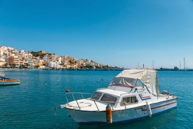 Sitia, Girit, Yunanistan - 11 Haziran 2017: Demirli geleneksel Yunan balıkçı tekneleri Sitia liman kenti