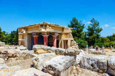 Knossos, Girit, 10 Haziran 2017: Doğal kalıntıları Minos Palace Knossos. En büyük Tunç Çağı arkeolojik sitesi Minoan medeniyet ve kültür Girit Knossos Sarayı olduğunu
