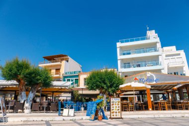 Sitia, Girit, Yunanistan - 11 Haziran 2017: Pictursque bağlantı noktası, Sitia, Girit, Yunanistan. Sitia Doğu Girit palmiye ağaçları, Vai beach yanında, geleneksel bir şehirdir