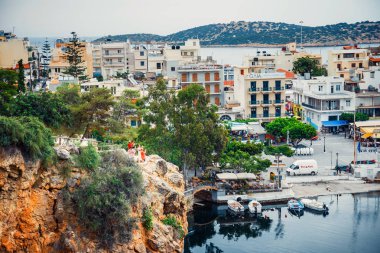 Agios Nikolaos, Girit, Yunanistan - 07 Haziran 2017: Agios Nikolaos kasaba yaz akşam. Agios Nikolaos adada Crete, Yunanistan en turistik kentlerinden biridir