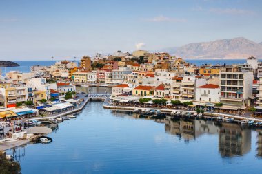 Agios Nikolaos, Girit, Yunanistan - 08 Haziran 2017: Agios Nikolaos town adlı yaz öğleden sonra. Agios Nikolaos adada Crete, Yunanistan en turistik kentlerinden biridir
