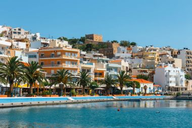 Sitia, Girit, Yunanistan - 11 Haziran 2017: Pictursque bağlantı noktası, Sitia, Girit, Yunanistan. Sitia Doğu Girit palmiye ağaçları, Vai beach yanında, geleneksel bir şehirdir