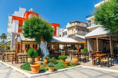 Sitia, Girit, Yunanistan - 11 Haziran 2017: Pictursque bağlantı noktası, Sitia, Girit, Yunanistan. Sitia Doğu Girit palmiye ağaçları, Vai beach yanında, geleneksel bir şehirdir