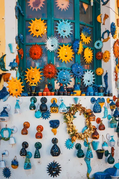 Geleneksel Cretan boyanmış seramik tabaklar, Crete, Yunanistan