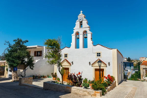 Iglesia en el pueblo tradicional de Creta Margaritas famosa por la cerámica hecha a mano, Creta, Grecia —  Fotos de Stock