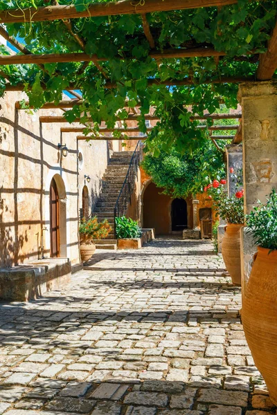 The courtyard of Arkadi Monastery on Crete island, Greece — Stock Photo, Image