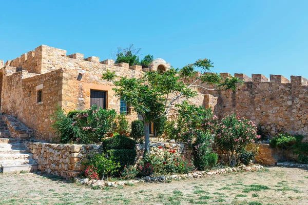 Tarihi Venedik Kalesi Kazarma olan görünümünü. Sitia, Crete