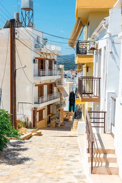 Rua com degraus na cidade de Sitia, ilha de Creta, Grécia — Fotografia de Stock