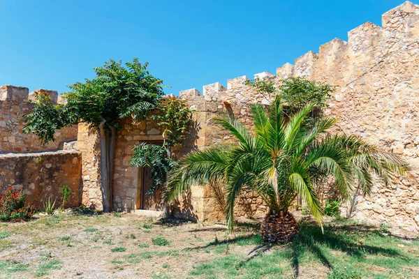 Tarihi Venedik Kalesi Kazarma olan görünümünü. Sitia, Crete — Stok fotoğraf