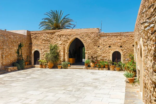 Kyrkan av Toplou kloster. Det är ett östortodoxa kloster i nordöstra delen av Kreta — Stockfoto