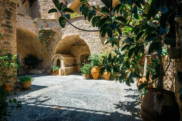 Toplou manastır kilisesi. Doğu Ortodoks Manastırı Girit kuzeydoğu bölümünde olduğunu