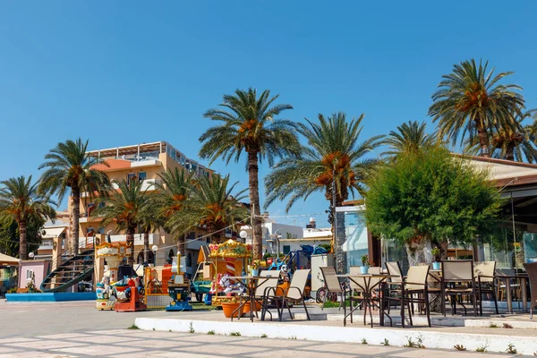 SITIA, CRETE, GREECE - JUNE 11, 2017: The pictursque port of Sitia, Crete, Greece. Sitia is a traditional town at the east Crete near the beach of palm trees, Vai — Stock Photo, Image