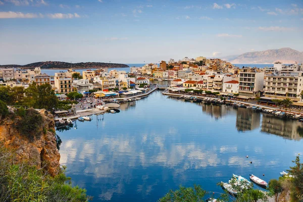 夏の午後、アイオス ・ ニコラオスの町のアイオス ・ ニコラオス、クレタ島、ギリシャ - 2017 年 6 月 8 日:アイオス ・ ニコラオスはギリシャ、クレタ島で最も観光都市の一つ — ストック写真