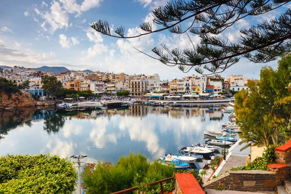 Agios Nikolaos, Girit, Yunanistan - 08 Haziran 2017: Agios Nikolaos town adlı yaz öğleden sonra. Agios Nikolaos adada Crete, Yunanistan en turistik kentlerinden biridir