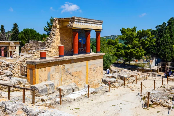 Knossos, Crete, June 10, 2017: Scenic ruins of the Minoan Palace of Knossos. Knossos palace is the largest Bronze Age archaeological site on Crete of the Minoan civilization and culture — Stock Photo, Image