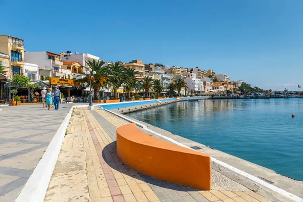 Sitia, Girit, Yunanistan - 11 Haziran 2017: Pictursque bağlantı noktası, Sitia, Girit, Yunanistan. Sitia Doğu Girit palmiye ağaçları, Vai beach yanında, geleneksel bir şehirdir