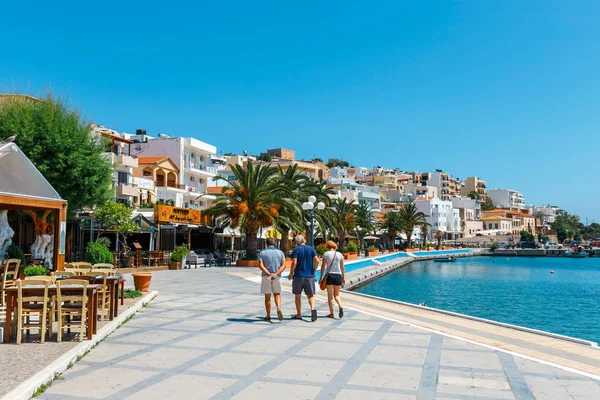 Sitia, Girit, Yunanistan - 11 Haziran 2017: Pictursque bağlantı noktası, Sitia, Girit, Yunanistan. Sitia Doğu Girit palmiye ağaçları, Vai beach yanında, geleneksel bir şehirdir