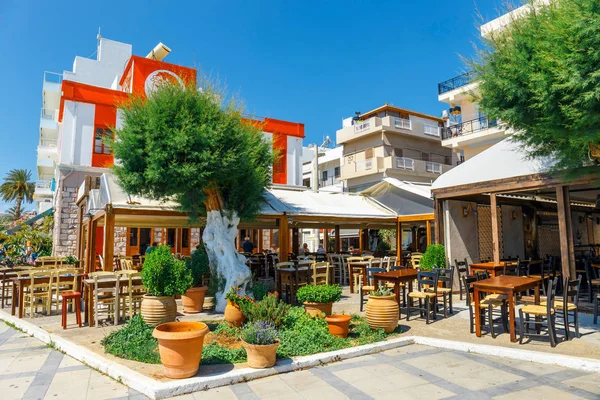 Sitia, Girit, Yunanistan - 11 Haziran 2017: Pictursque bağlantı noktası, Sitia, Girit, Yunanistan. Sitia Doğu Girit palmiye ağaçları, Vai beach yanında, geleneksel bir şehirdir