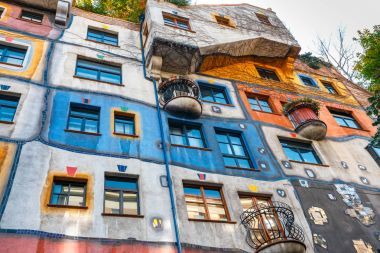 Vienna, Avusturya - 14 Ekim 2016: Huntdertwarsser cephe Viyana evde. Hundertwasser Evi Viyana'nın en çok ziyaret edilen binalardan biridir ve Avusturya'nın kültürel mirasın bir parçası haline gelmiştir