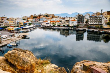 Agios Nikolaos, Girit, Yunanistan - 07 Haziran 2017: Agios Nikolaos kasaba yaz akşam. Agios Nikolaos adada Crete, Yunanistan en turistik kentlerinden biridir