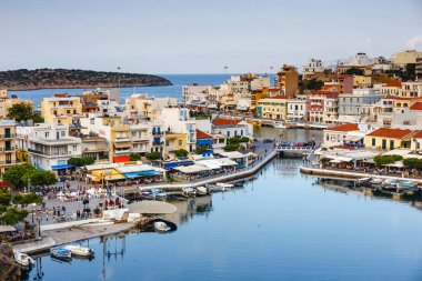 Agios Nikolaos, Girit, Yunanistan - 08 Haziran 2017: Agios Nikolaos town adlı yaz öğleden sonra. Agios Nikolaos adada Crete, Yunanistan en turistik kentlerinden biridir