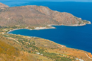 Güneşli bir gün, güzel deniz Yunan manzarası. Kuzey Girit, Agios Nikolaos doğusunda yer