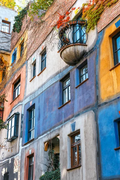 VIENNA, AUSTRIA - 14 ottobre 2016: Facciata della casa Huntdertwarsser a Vienna. La Hundertwasser House è uno degli edifici più visitati di Vienna ed è entrata a far parte del patrimonio culturale austriaco — Foto Stock