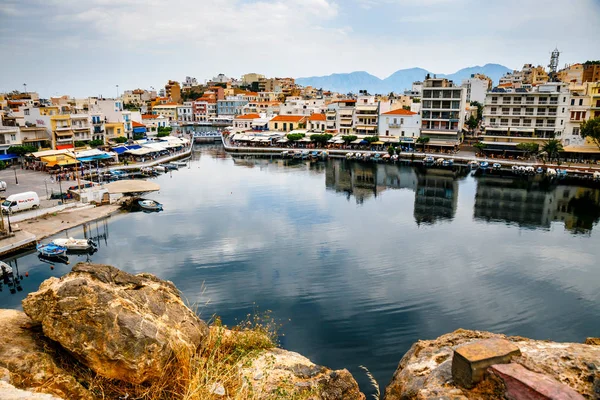 Agios Nikolaos, Creta, Grecia - 07 giugno 2017: città di Agios Nikolaos la sera d'estate. Agios Nikolaos è una delle città più turistiche dell'isola di Creta, Grecia — Foto Stock