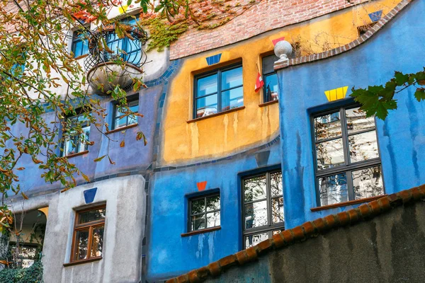 Vienna, Avusturya - 14 Ekim 2016: Huntdertwarsser cephe Viyana evde. Hundertwasser Evi Viyana'nın en çok ziyaret edilen binalardan biridir ve Avusturya'nın kültürel mirasın bir parçası haline gelmiştir
