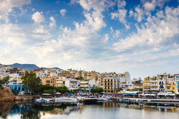 Agios Nikolaos, Girit, Yunanistan - 08 Haziran 2017: Agios Nikolaos town adlı yaz öğleden sonra. Agios Nikolaos adada Crete, Yunanistan en turistik kentlerinden biridir