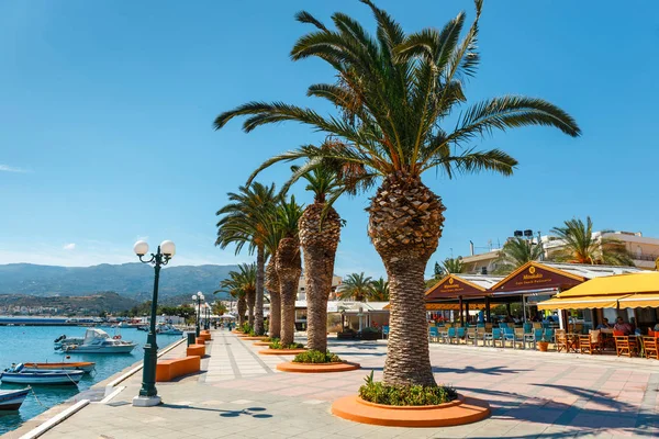 Sitia, Girit, Yunanistan - 11 Haziran 2017: Pictursque bağlantı noktası, Sitia, Girit, Yunanistan. Sitia Doğu Girit palmiye ağaçları, Vai beach yanında, geleneksel bir şehirdir