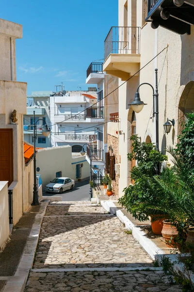 Улица со ступеньками в городе Сития, остров Крит, Греция — стоковое фото