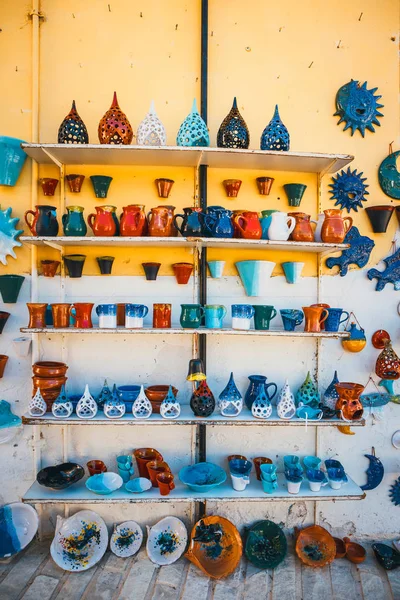 Traditionelle kretische Keramik bemalt Geschirr, Beton, Griechenland — Stockfoto