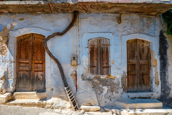 Village traditionnel creten Margarites célèbre pour la céramique artisanale — Photo