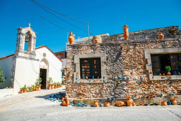 Traditional creten village Margarites famous for handmade ceram — Stock Photo, Image