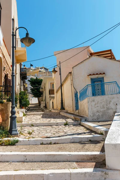 Rue avec marches dans la ville de Sitia, Crète île, Grèce — Photo